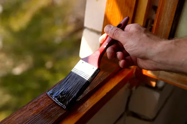 Photo pose de vernis sur boiserie bois page A propos